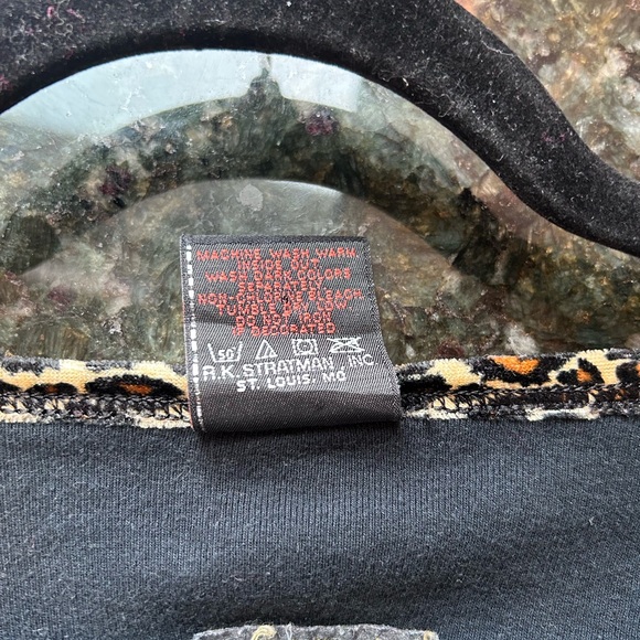 Vintage 2001 Pacific Harley Davidson V neck t shirt with faux leopard fur trim. - Picture 7 of 15